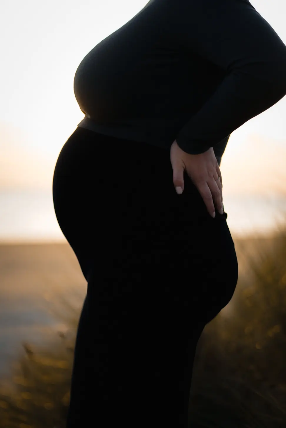 Detailaufnahme eines Babybauchs im Abendlicht