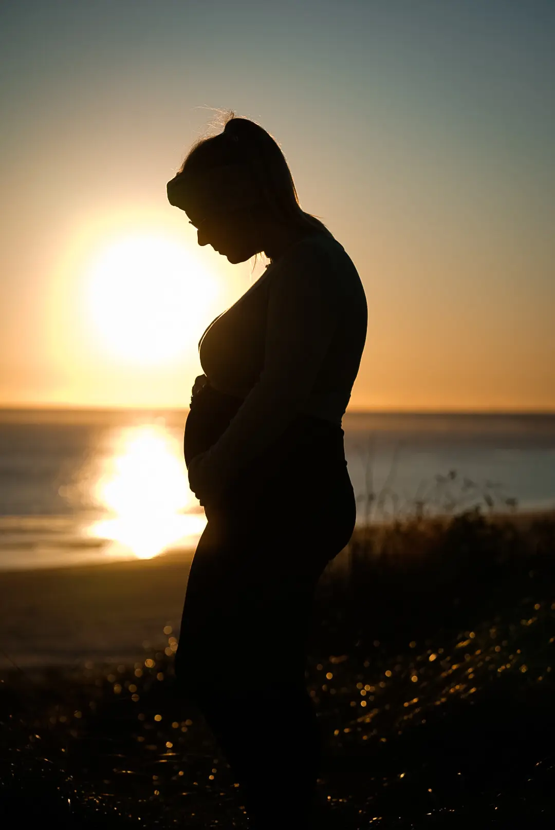 Werdende Mutter vor der tief stehenden Sonne