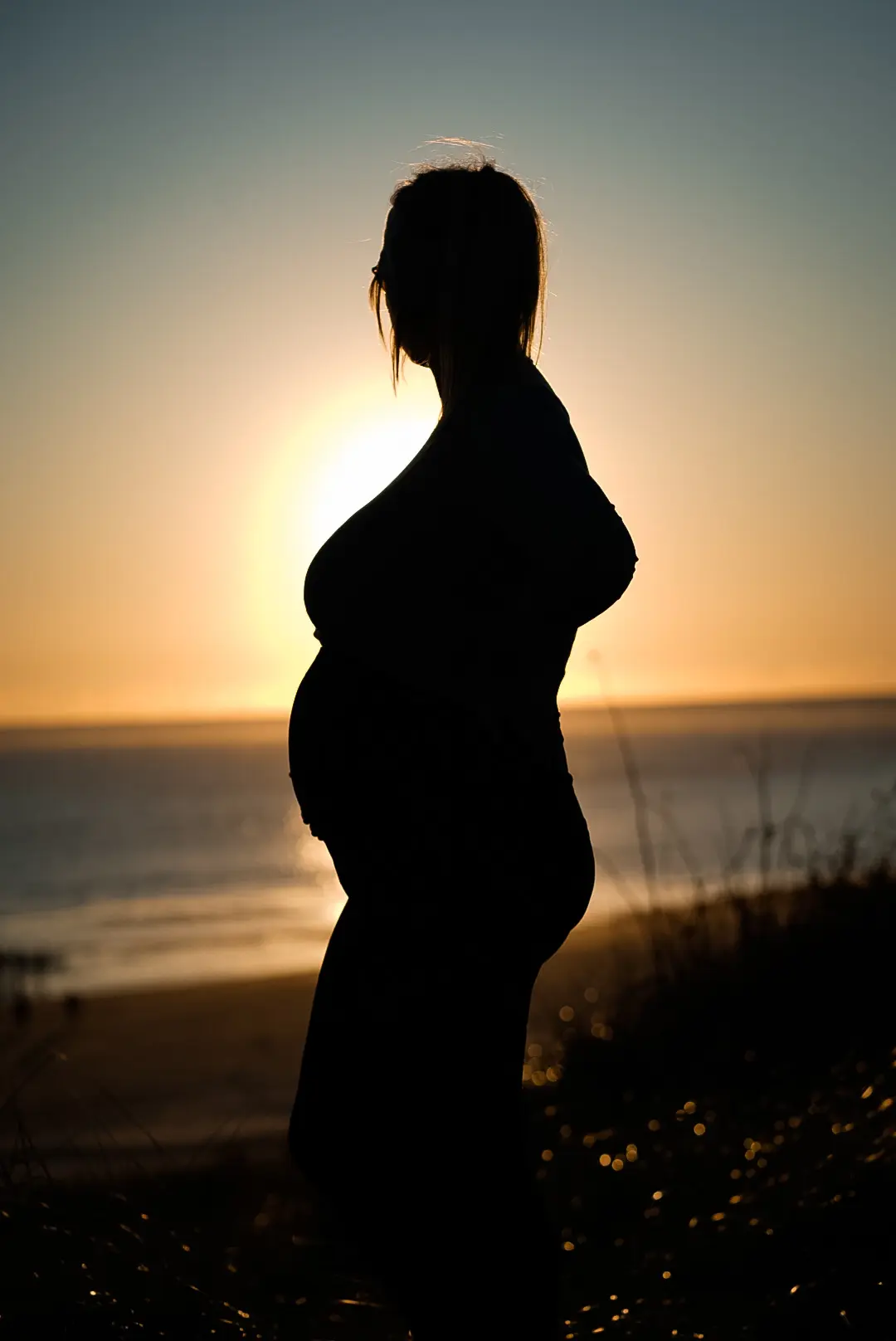 Ruhige Babybauch-Silhouette bei Sonnenuntergang