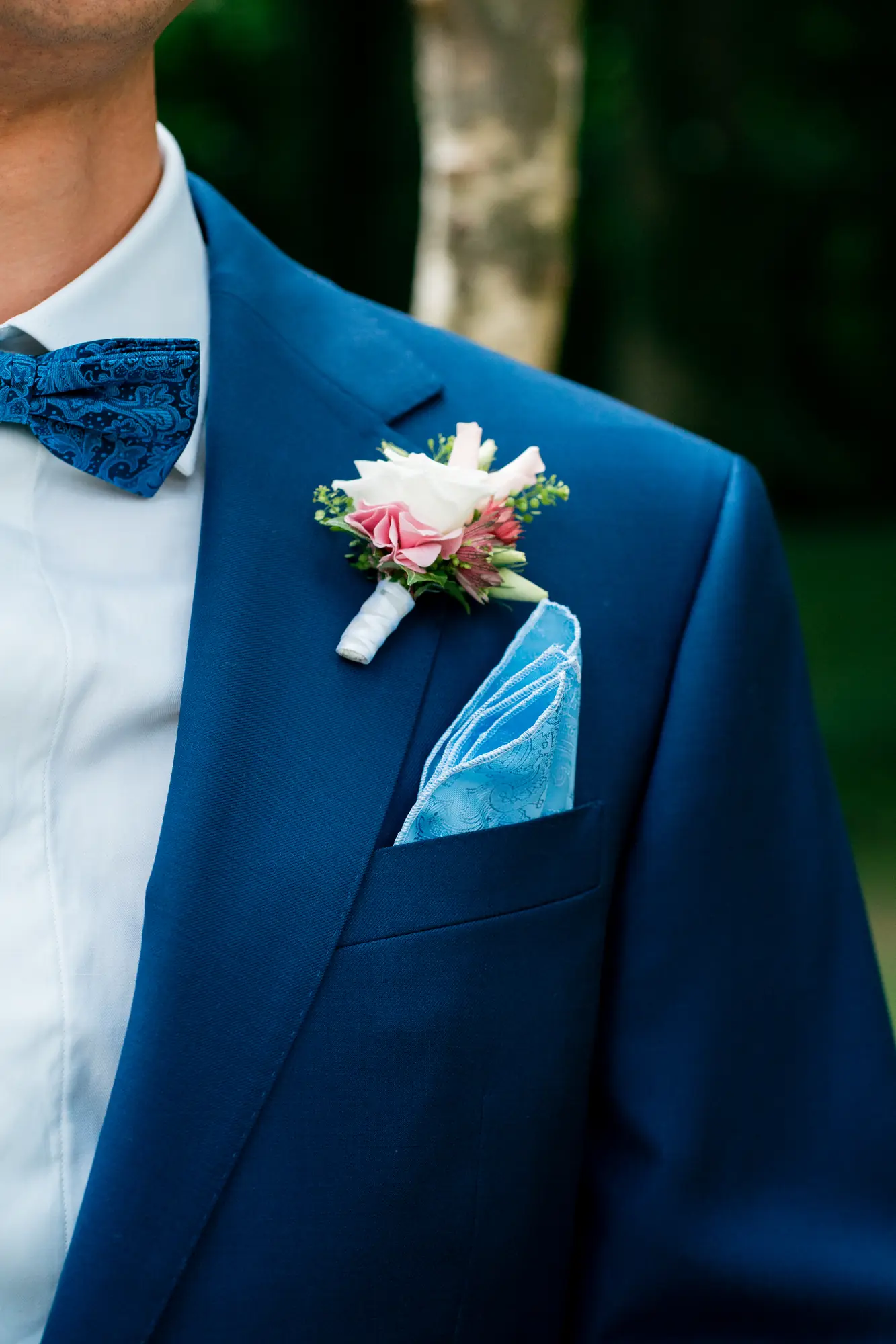 Detailaufnahme eines Bräutigams im blauen Anzug