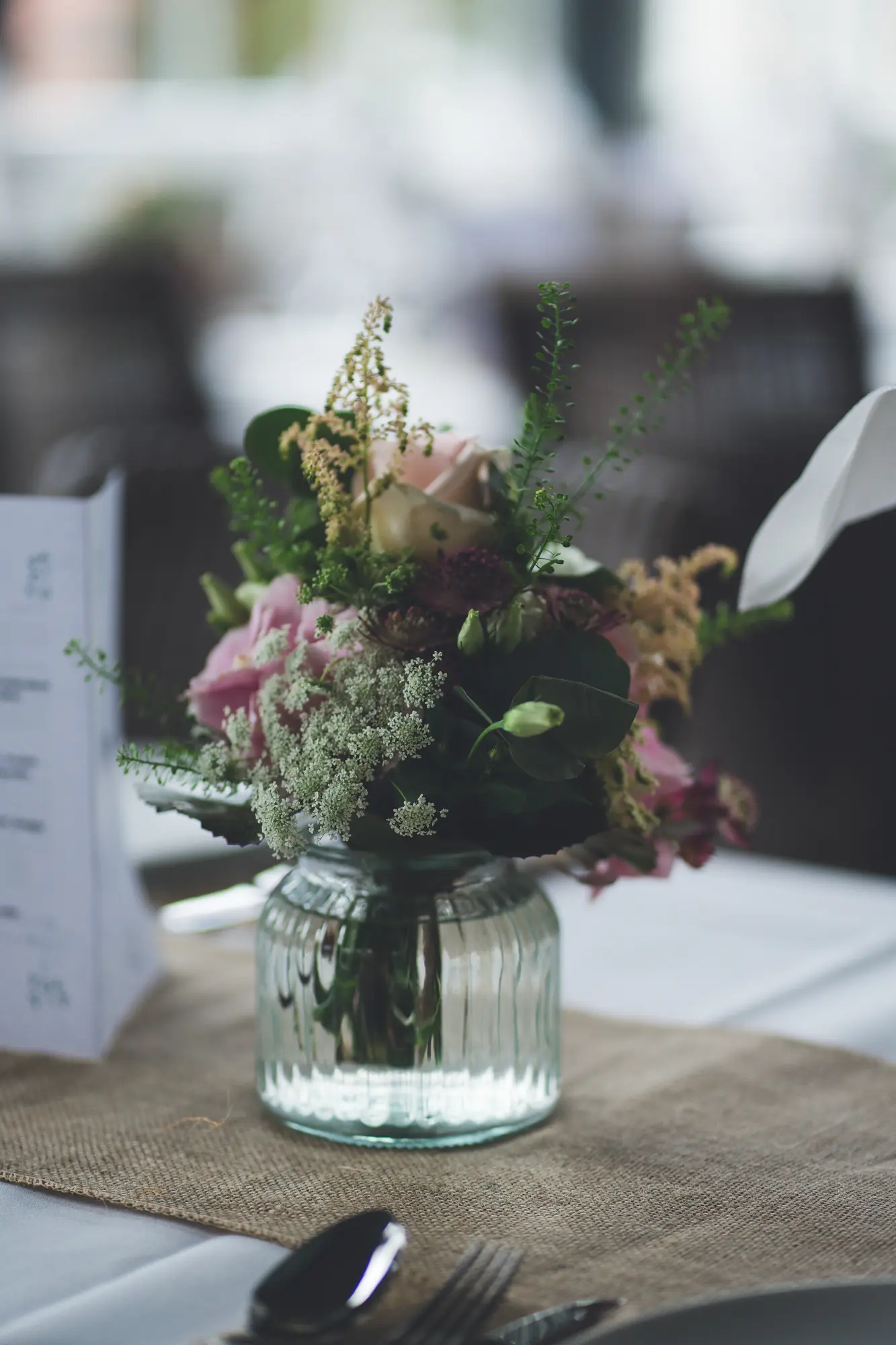 Blumenschmuck als liebevolle Hochzeitsdekoration