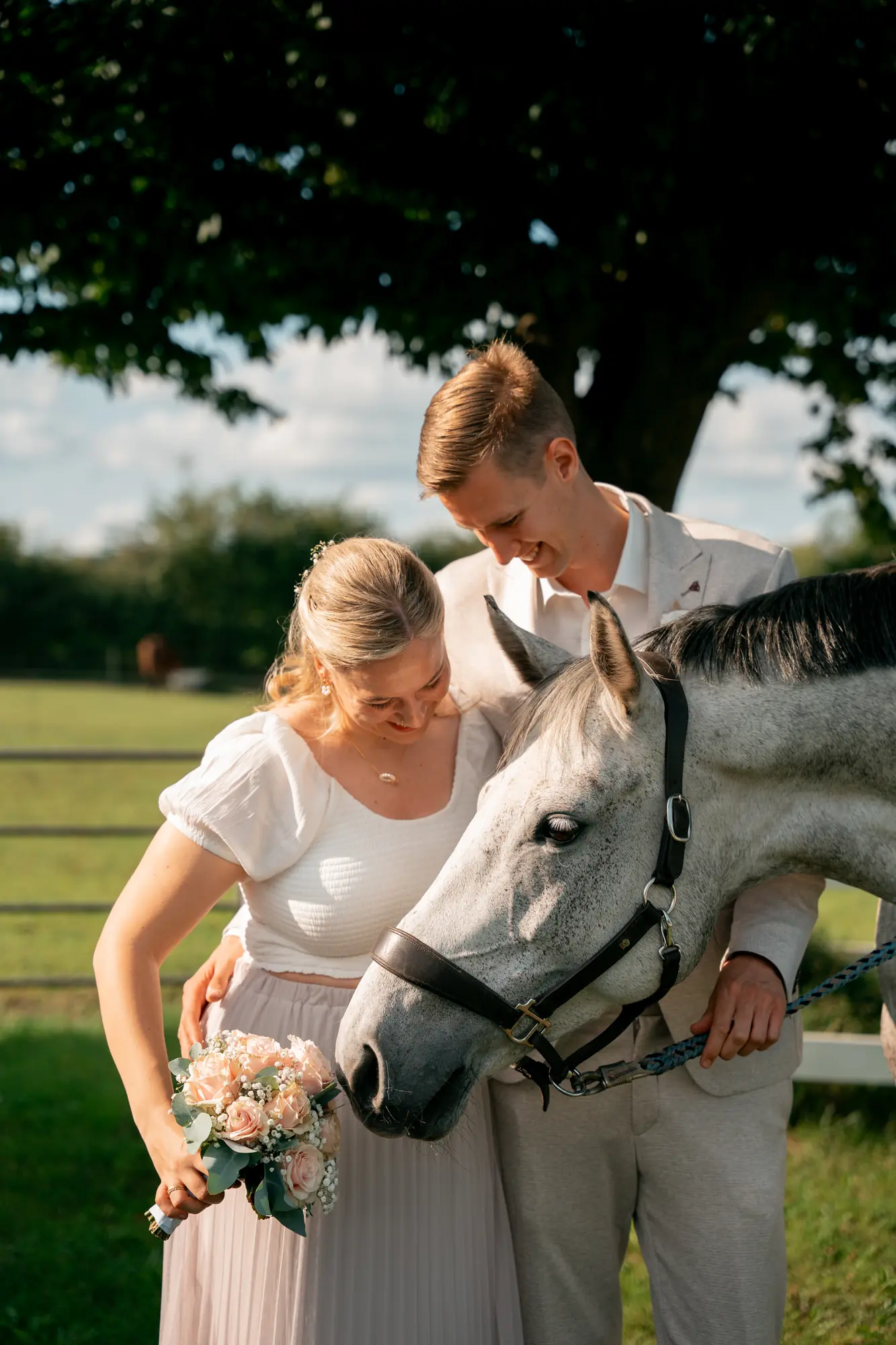Hochzeitspaar bei einem natürlichen Portrait mit einem Pferd