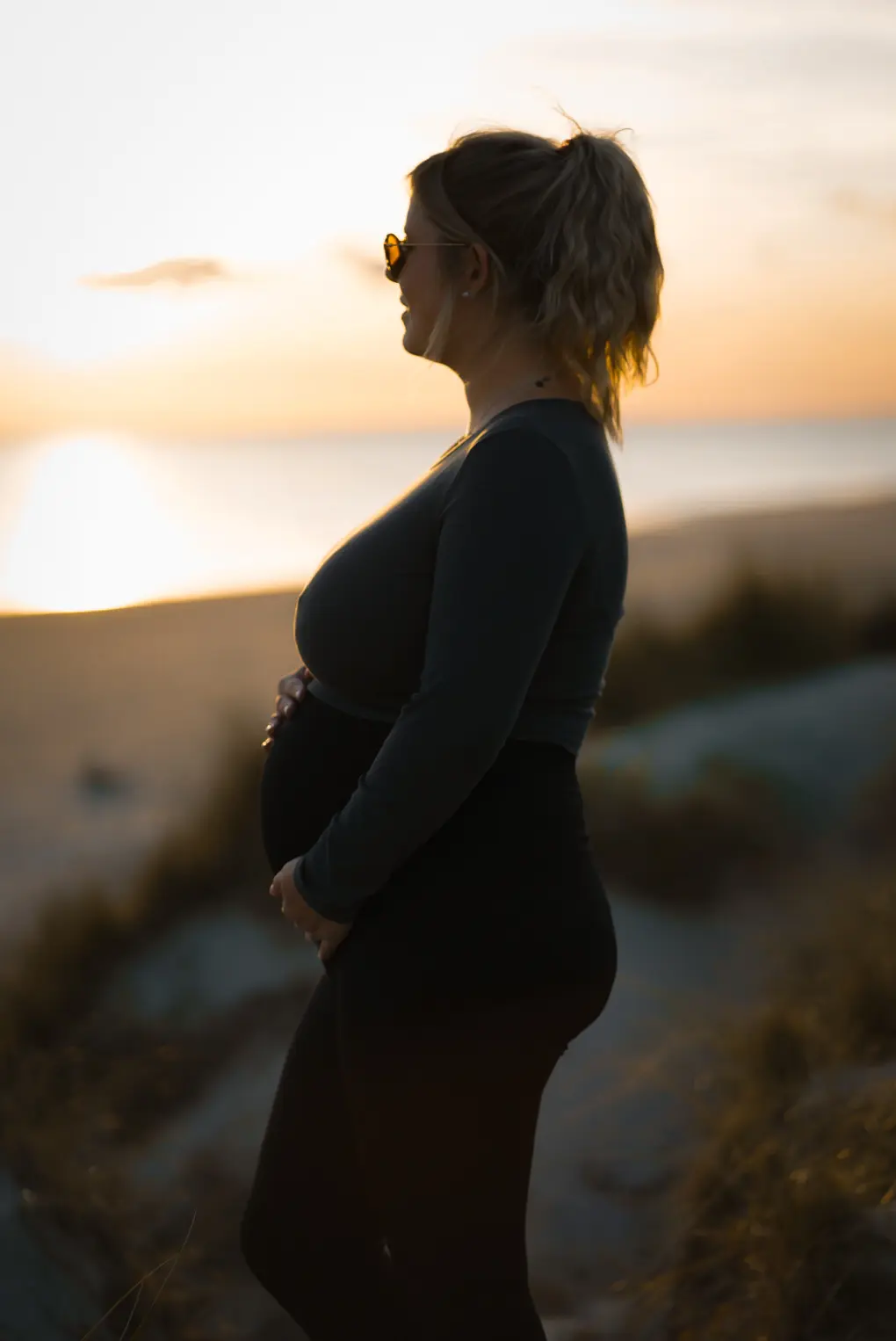 Portrait einer werdenden Mutter im weichen Abendlicht