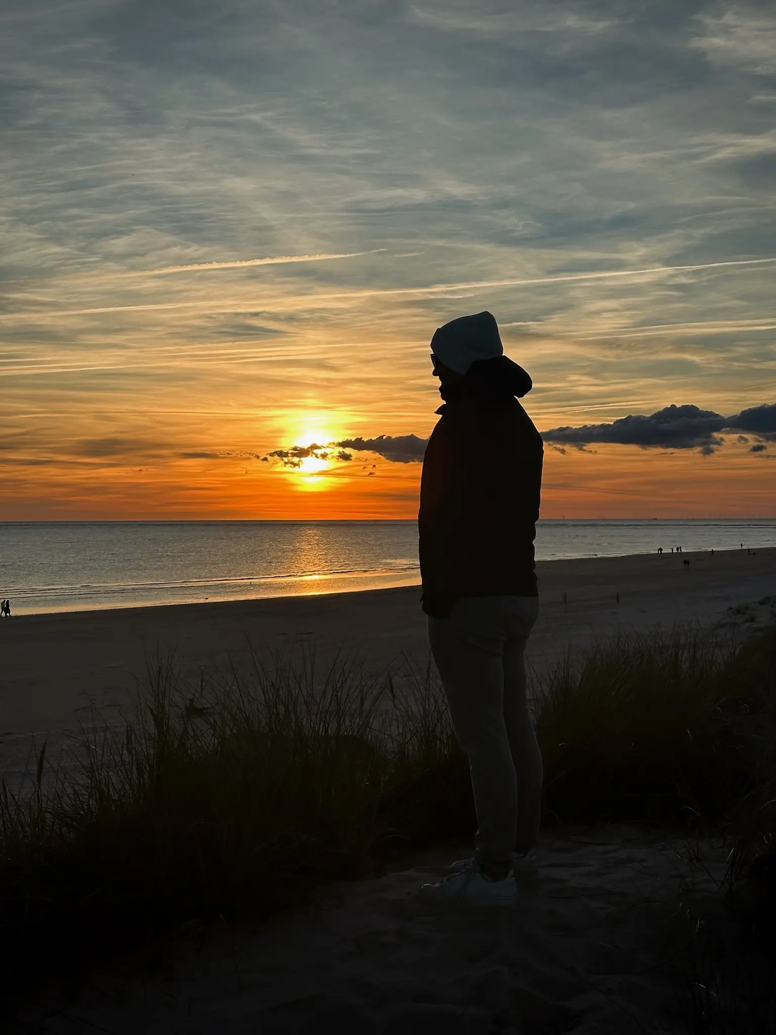 Portrait eines Mannes vor dem Sonnenuntergang am Meer