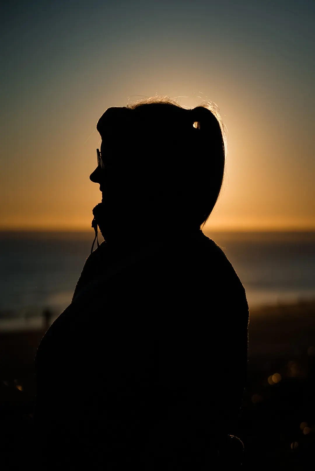 Silhouetten-Portrait im warmen Licht am Strand
