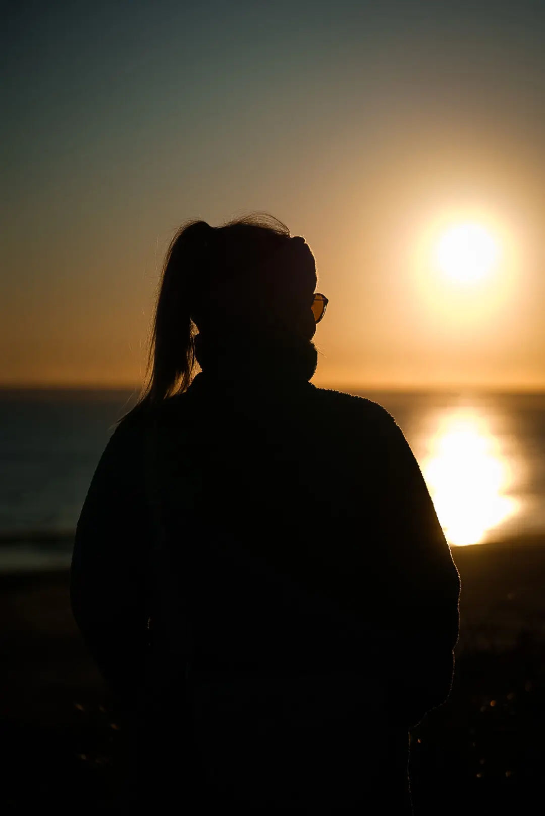Ruhiges Portrait mit Blick auf die untergehende Sonne