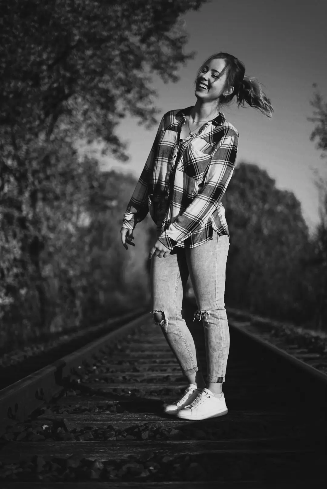 Schwarzweiß-Portrait auf Bahngleisen