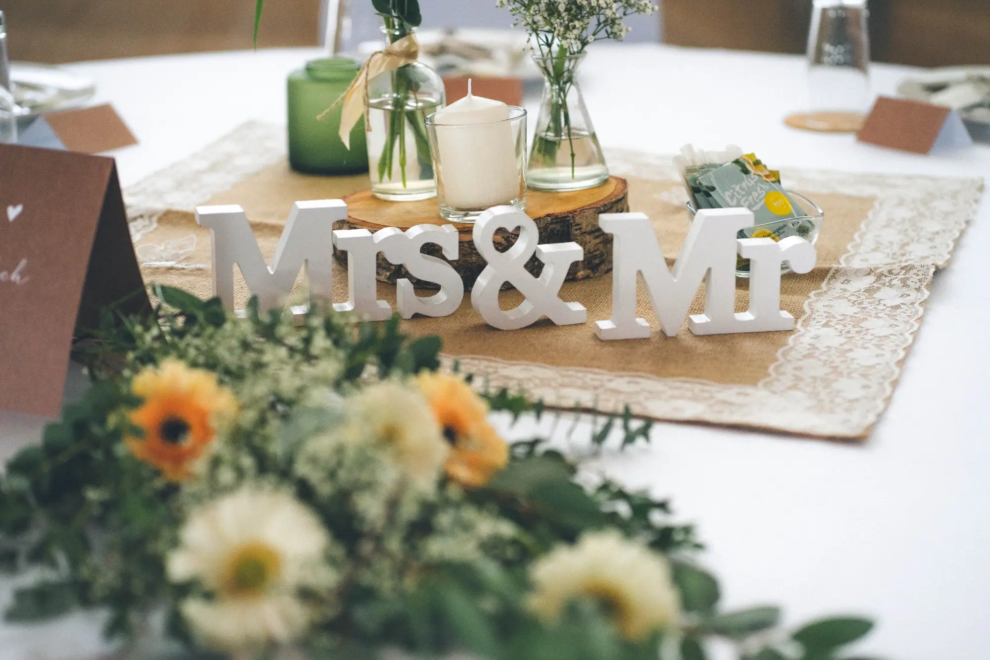 Liebevoll dekorierter Hochzeitstisch mit Mr-und-Mr-Schriftzug